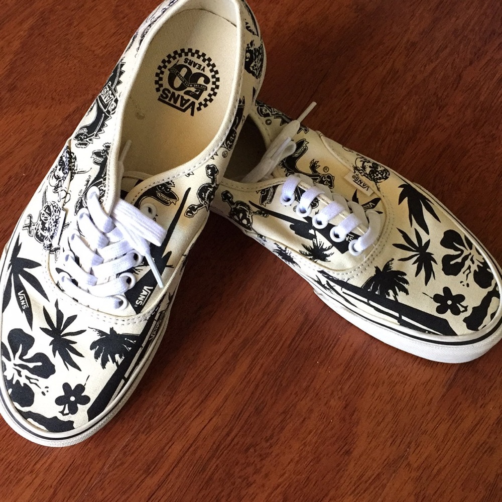 New Vans Men’s 9.5 Women’s 11